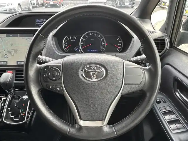 トヨタ ヴォクシー ZS 煌Ⅱ 埼玉県 2017(平29)年 8.2万km ブラック 純正１０．５インチナビ（Ｂｌｕｅｔｏｏｔｈ、ＣＤ、ＤＶＤ、フルセグＴＶ）/バックカメラ/ＥＴＣ２．０/両側パワスラ/後席モニター/純正アルミ/ＬＥＤヘッド/ワンオーナー/プッシュスタート/スマートキー/保証書/ナビ取扱説明書/取扱説明書/アイドリングストップ/ダブルオートエアコン/三列シート/ウォークスルー/純正フロアマット/オートライト/レーンキープアシスト/横滑り防止装置/ダブルエアバッグ/衝突被害軽減システム
