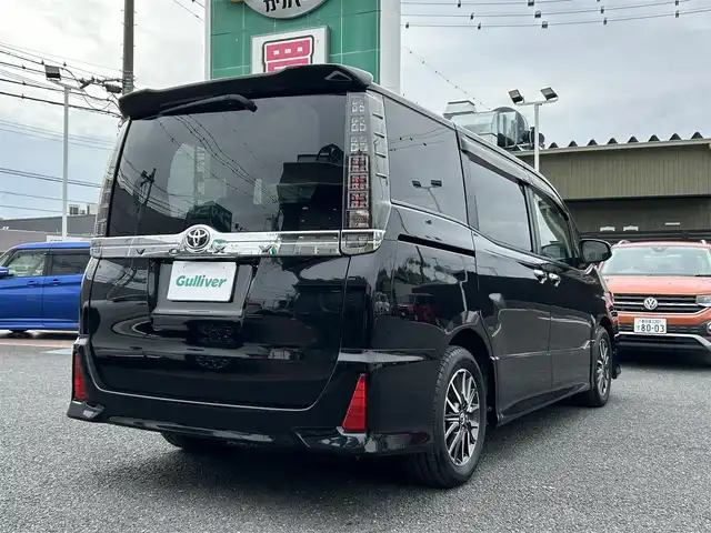 トヨタ ヴォクシー ZS 煌Ⅱ 埼玉県 2017(平29)年 8.2万km ブラック 純正１０．５インチナビ（Ｂｌｕｅｔｏｏｔｈ、ＣＤ、ＤＶＤ、フルセグＴＶ）/バックカメラ/ＥＴＣ２．０/両側パワスラ/後席モニター/純正アルミ/ＬＥＤヘッド/ワンオーナー/プッシュスタート/スマートキー/保証書/ナビ取扱説明書/取扱説明書/アイドリングストップ/ダブルオートエアコン/三列シート/ウォークスルー/純正フロアマット/オートライト/レーンキープアシスト/横滑り防止装置/ダブルエアバッグ/衝突被害軽減システム