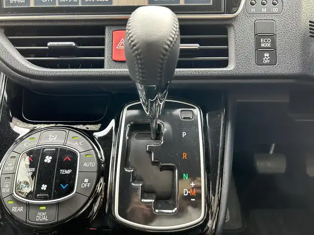 トヨタ ヴォクシー ZS 煌Ⅱ 埼玉県 2017(平29)年 8.2万km ブラック 純正１０．５インチナビ（Ｂｌｕｅｔｏｏｔｈ、ＣＤ、ＤＶＤ、フルセグＴＶ）/バックカメラ/ＥＴＣ２．０/両側パワスラ/後席モニター/純正アルミ/ＬＥＤヘッド/ワンオーナー/プッシュスタート/スマートキー/保証書/ナビ取扱説明書/取扱説明書/アイドリングストップ/ダブルオートエアコン/三列シート/ウォークスルー/純正フロアマット/オートライト/レーンキープアシスト/横滑り防止装置/ダブルエアバッグ/衝突被害軽減システム