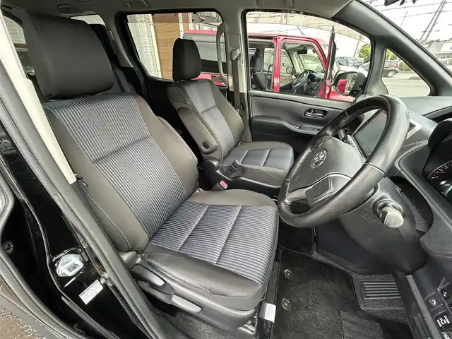 トヨタ ヴォクシー ZS 煌Ⅱ 埼玉県 2017(平29)年 8.2万km ブラック 純正１０．５インチナビ（Ｂｌｕｅｔｏｏｔｈ、ＣＤ、ＤＶＤ、フルセグＴＶ）/バックカメラ/ＥＴＣ２．０/両側パワスラ/後席モニター/純正アルミ/ＬＥＤヘッド/ワンオーナー/プッシュスタート/スマートキー/保証書/ナビ取扱説明書/取扱説明書/アイドリングストップ/ダブルオートエアコン/三列シート/ウォークスルー/純正フロアマット/オートライト/レーンキープアシスト/横滑り防止装置/ダブルエアバッグ/衝突被害軽減システム