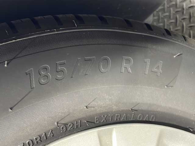 日産 ノート e－パワー X 広島県 2017(平29)年 1.3万km ブリリアントシルバー 純正ナビ　/アラウンドビューモニター　/デジタルインナーミラー　/フルセグ　/コーナーセンサー　/レーンキープアシスト　/衝突軽減ブレーキ　/オートライト　/ＥＴＣ　/ドライブレコーダー　/スマートキー　/純正フロアマット/純正14インチアルミキャップ（185/70/R14)/エアバック（運転席/助手席）
