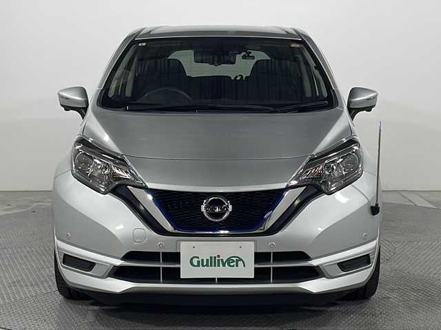 日産 ノート e－パワー X 広島県 2017(平29)年 1.3万km ブリリアントシルバー 純正ナビ　/アラウンドビューモニター　/デジタルインナーミラー　/フルセグ　/コーナーセンサー　/レーンキープアシスト　/衝突軽減ブレーキ　/オートライト　/ＥＴＣ　/ドライブレコーダー　/スマートキー　/純正フロアマット/純正14インチアルミキャップ（185/70/R14)/エアバック（運転席/助手席）