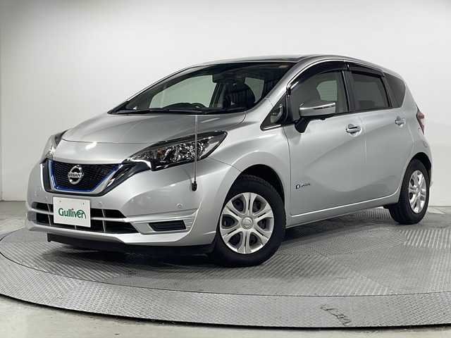 日産 ノート e－パワー X 広島県 2017(平29)年 1.3万km ブリリアントシルバー 純正ナビ　/アラウンドビューモニター　/デジタルインナーミラー　/フルセグ　/コーナーセンサー　/レーンキープアシスト　/衝突軽減ブレーキ　/オートライト　/ＥＴＣ　/ドライブレコーダー　/スマートキー　/純正フロアマット/純正14インチアルミキャップ（185/70/R14)/エアバック（運転席/助手席）