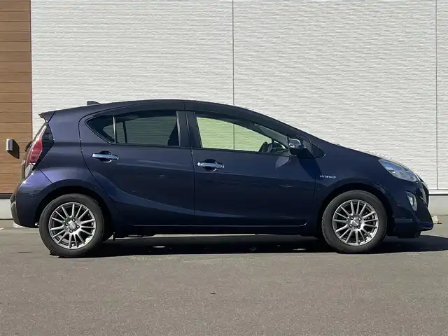 トヨタ アクア G 秋田県 2015(平27)年 5.7万km ダークバイオレットマイカメタリック 純正SDナビ（DVD/CD再生可能）/フルセグ/バックカメラ/アイドリングストップ/プッシュスタート/クルーズコントロール追従走行なし/車両接近通報装置/ステアリングスイッチ/前席シートヒーター/ビルトインETC/社外15インチアルミ（夏タイヤ装着）/スマートキー/純正フロアマット/社外ドアバイザー/オートライト/オートエアコン/パワーステアリング/パワーウィンドウ/ヘッドライトレベライザー/横滑り防止/寒冷地仕様/電動格納ウィンカーミラー/保証書/取扱説明書/記録簿/スペアキー×１