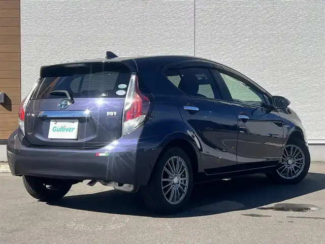 トヨタ アクア G 秋田県 2015(平27)年 5.7万km ダークバイオレットマイカメタリック 純正SDナビ（DVD/CD再生可能）/フルセグ/バックカメラ/アイドリングストップ/プッシュスタート/クルーズコントロール追従走行なし/車両接近通報装置/ステアリングスイッチ/前席シートヒーター/ビルトインETC/社外15インチアルミ（夏タイヤ装着）/スマートキー/純正フロアマット/社外ドアバイザー/オートライト/オートエアコン/パワーステアリング/パワーウィンドウ/ヘッドライトレベライザー/横滑り防止/寒冷地仕様/電動格納ウィンカーミラー/保証書/取扱説明書/記録簿/スペアキー×１