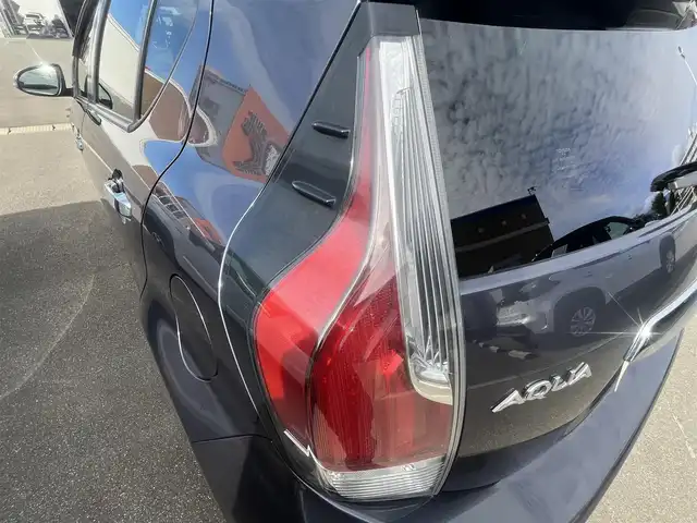 トヨタ アクア G 秋田県 2015(平27)年 5.7万km ダークバイオレットマイカメタリック 純正SDナビ（DVD/CD再生可能）/フルセグ/バックカメラ/アイドリングストップ/プッシュスタート/クルーズコントロール追従走行なし/車両接近通報装置/ステアリングスイッチ/前席シートヒーター/ビルトインETC/社外15インチアルミ（夏タイヤ装着）/スマートキー/純正フロアマット/社外ドアバイザー/オートライト/オートエアコン/パワーステアリング/パワーウィンドウ/ヘッドライトレベライザー/横滑り防止/寒冷地仕様/電動格納ウィンカーミラー/保証書/取扱説明書/記録簿/スペアキー×１