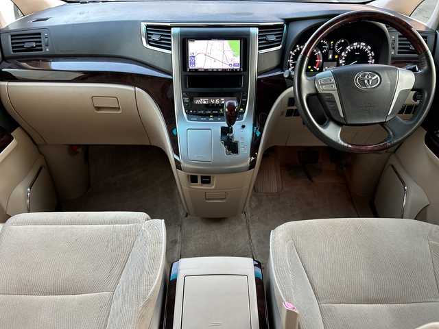 トヨタ アルファード 240G 埼玉県 2012(平24)年 11.5万km ブラック (株)IDOMが運営する【じしゃロン熊谷店】の自社ローン専用車両になりますこちらは現金またはオートローンご利用時の価格です。自社ローンご希望の方は別途その旨お申付け下さい/社外HDDナビ　CN-HW860D/　CD/DVD/DTV/バックカメラ/ビルトインETC/アルパイン製フリップダウンモニター/両側パワースライドドア/前席パワーシート（運転席メモリー機能付）/４WD/クルーズコントロール/ウッドコンビステアリング/ステアリングスイッチ/スマートキー/純正18インチAW/純正フロアマット