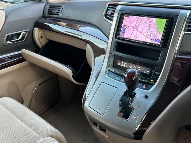 トヨタ アルファード 240G 埼玉県 2012(平24)年 11.5万km ブラック (株)IDOMが運営する【じしゃロン熊谷店】の自社ローン専用車両になりますこちらは現金またはオートローンご利用時の価格です。自社ローンご希望の方は別途その旨お申付け下さい/社外HDDナビ　CN-HW860D/　CD/DVD/DTV/バックカメラ/ビルトインETC/アルパイン製フリップダウンモニター/両側パワースライドドア/前席パワーシート（運転席メモリー機能付）/４WD/クルーズコントロール/ウッドコンビステアリング/ステアリングスイッチ/スマートキー/純正18インチAW/純正フロアマット