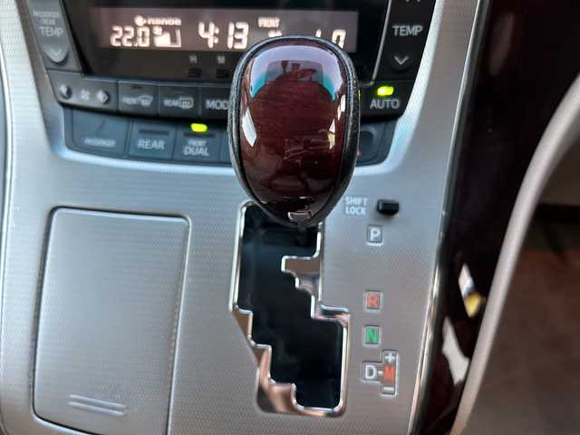 トヨタ アルファード 240G 埼玉県 2012(平24)年 11.5万km ブラック (株)IDOMが運営する【じしゃロン熊谷店】の自社ローン専用車両になりますこちらは現金またはオートローンご利用時の価格です。自社ローンご希望の方は別途その旨お申付け下さい/社外HDDナビ　CN-HW860D/　CD/DVD/DTV/バックカメラ/ビルトインETC/アルパイン製フリップダウンモニター/両側パワースライドドア/前席パワーシート（運転席メモリー機能付）/４WD/クルーズコントロール/ウッドコンビステアリング/ステアリングスイッチ/スマートキー/純正18インチAW/純正フロアマット