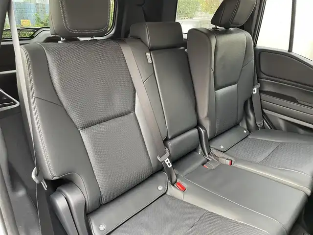 トヨタ ランドクルーザー ２５０ VX 東京都 2025(令7)年 0.5万km プラチナホワイトパールマイカ ワンオーナー/モデリスタインテリアイルミネーション/モデリスタシグネチャーイルミブレード/モデリスタフロントアンダーカバー/モデリスタフロントバンパーガード/モデリスタリヤバンパーガーニッシュ/モデリスタオーバーフェンダー/レインクリアリングブルーミラー/ムーンルーフ/純正12.3インチディスプレイオーディオ/パノラミックビューモニター/デジタルインナーミラー/ブラック革シート/パワーシート/ベンチレーション/パワーバックドア/LEDヘッドライト/LEDフォグランプ/プリクラッシュセーフティ/レーントレーシングアシスト/レーンディパーチャーアラート/レーダークルーズコントロール/オートマチックハイビーム/ロードサインアシスト/ブラインドスポットモニター/前後ドライブレコーダー/純正18インチアルミホイール/ビルトインETC2.0/ステアリングヒーター/ステアリングスイッチ/革巻きステアリングホイール/プッシュスタート/スマートキー/スペアキー/電動オート格納ミラー/LEDウインカーミラー/保証書