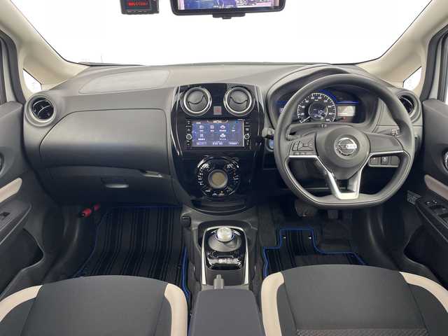 日産 ノート 鹿児島県 2019(令1)年 1.2万km ブリリアントホワイトパール 純正SDナビ/（フルセグ/Bluetooth/CD/DVD)/テレビキャンセラー/アラウンドビューモニター/ビルドインETC/バックカメラ/前方ドライブレコーダー/レーンキープアシスト/衝突軽減ブレーキ/純正フロアマット/純正アームレスト/前後コーナーセンサー/コーナーポール/ドアバイザー/スペアキー1本/アイドリングストップ/保証書/取扱説明書