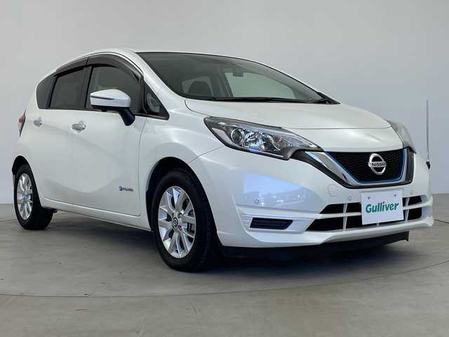 日産 ノート 鹿児島県 2019(令1)年 1.2万km ブリリアントホワイトパール 純正SDナビ/（フルセグ/Bluetooth/CD/DVD)/テレビキャンセラー/アラウンドビューモニター/ビルドインETC/バックカメラ/前方ドライブレコーダー/レーンキープアシスト/衝突軽減ブレーキ/純正フロアマット/純正アームレスト/前後コーナーセンサー/コーナーポール/ドアバイザー/スペアキー1本/アイドリングストップ/保証書/取扱説明書