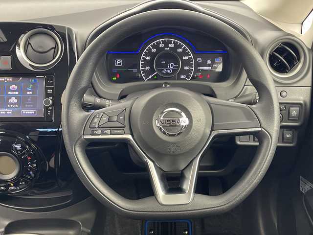 日産 ノート 鹿児島県 2019(令1)年 1.2万km ブリリアントホワイトパール 純正SDナビ/（フルセグ/Bluetooth/CD/DVD)/テレビキャンセラー/アラウンドビューモニター/ビルドインETC/バックカメラ/前方ドライブレコーダー/レーンキープアシスト/衝突軽減ブレーキ/純正フロアマット/純正アームレスト/前後コーナーセンサー/コーナーポール/ドアバイザー/スペアキー1本/アイドリングストップ/保証書/取扱説明書