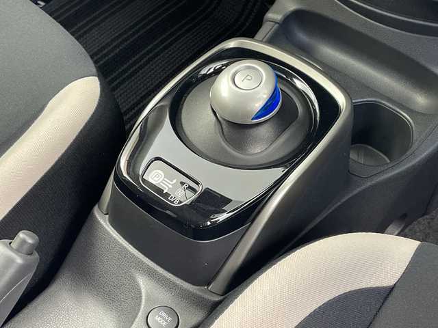 日産 ノート 鹿児島県 2019(令1)年 1.2万km ブリリアントホワイトパール 純正SDナビ/（フルセグ/Bluetooth/CD/DVD)/テレビキャンセラー/アラウンドビューモニター/ビルドインETC/バックカメラ/前方ドライブレコーダー/レーンキープアシスト/衝突軽減ブレーキ/純正フロアマット/純正アームレスト/前後コーナーセンサー/コーナーポール/ドアバイザー/スペアキー1本/アイドリングストップ/保証書/取扱説明書