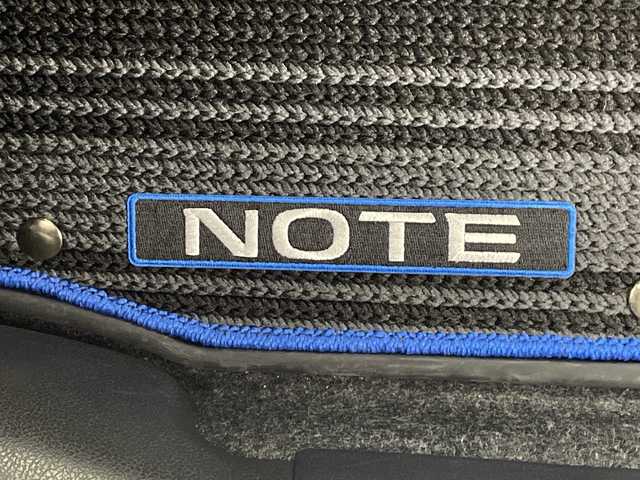 日産 ノート 鹿児島県 2019(令1)年 1.2万km ブリリアントホワイトパール 純正SDナビ/（フルセグ/Bluetooth/CD/DVD)/テレビキャンセラー/アラウンドビューモニター/ビルドインETC/バックカメラ/前方ドライブレコーダー/レーンキープアシスト/衝突軽減ブレーキ/純正フロアマット/純正アームレスト/前後コーナーセンサー/コーナーポール/ドアバイザー/スペアキー1本/アイドリングストップ/保証書/取扱説明書