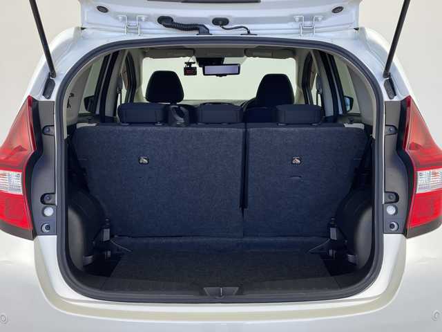 日産 ノート 鹿児島県 2019(令1)年 1.2万km ブリリアントホワイトパール 純正SDナビ/（フルセグ/Bluetooth/CD/DVD)/テレビキャンセラー/アラウンドビューモニター/ビルドインETC/バックカメラ/前方ドライブレコーダー/レーンキープアシスト/衝突軽減ブレーキ/純正フロアマット/純正アームレスト/前後コーナーセンサー/コーナーポール/ドアバイザー/スペアキー1本/アイドリングストップ/保証書/取扱説明書