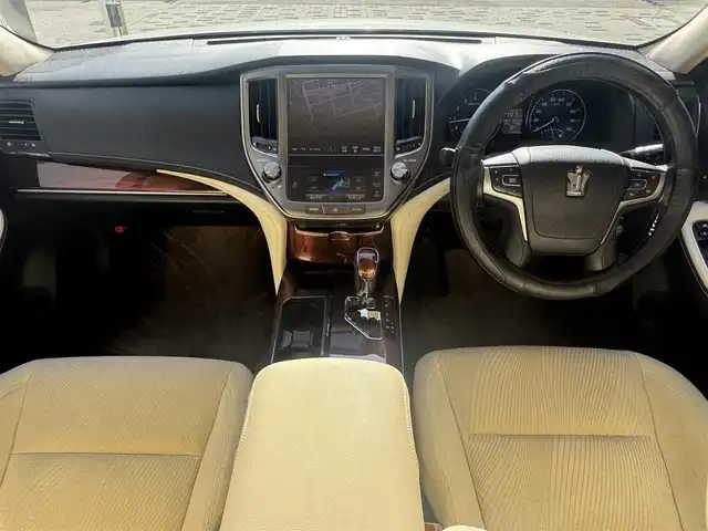 トヨタ クラウン ロイヤル ロイヤルサルーン 兵庫県 2013(平25)年 12.8万km ホワイトパールクリスタルシャイン (株)IDOMが運営する【じしゃロン西宮店】の自社ローン専用車両になります。こちらは現金またはオートローンご利用時の価格です。自社ローンご希望の方は別途その旨お申付け下さい/プッシュスタート/スマートキー/MTモード付AT /パワーシート/パワーステアリング/パワーウィンドウ/ETCビルトイン/純正ナビ/Bluetooth/バックカメラ/フルセグTV/クルーズコントロール/リアサンシェード/コーナーセンサー前後/電格ミラー