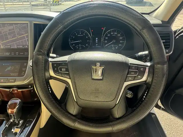 トヨタ クラウン ロイヤル ロイヤルサルーン 兵庫県 2013(平25)年 12.8万km ホワイトパールクリスタルシャイン (株)IDOMが運営する【じしゃロン西宮店】の自社ローン専用車両になります。こちらは現金またはオートローンご利用時の価格です。自社ローンご希望の方は別途その旨お申付け下さい/プッシュスタート/スマートキー/MTモード付AT /パワーシート/パワーステアリング/パワーウィンドウ/ETCビルトイン/純正ナビ/Bluetooth/バックカメラ/フルセグTV/クルーズコントロール/リアサンシェード/コーナーセンサー前後/電格ミラー