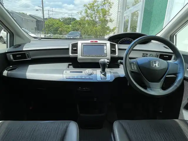 ホンダ フリード Gエアロ 福岡県 2014(平26)年 4.7万km スーパープラチナメタリック ・純正ナビ/　（ワンセグテレビ/バックカメラ/Bluetooth接続）/・ETC/・クルーズコントロール/・ドアバイザー/・片側パワースライドドア/・ウィンカーミラー/・電格ミラー/・ECON/・ワイパーデアイサー/・横滑り防止装置/・純正マット/・サマータイヤ　純正ホイール　車載　185/65R/15