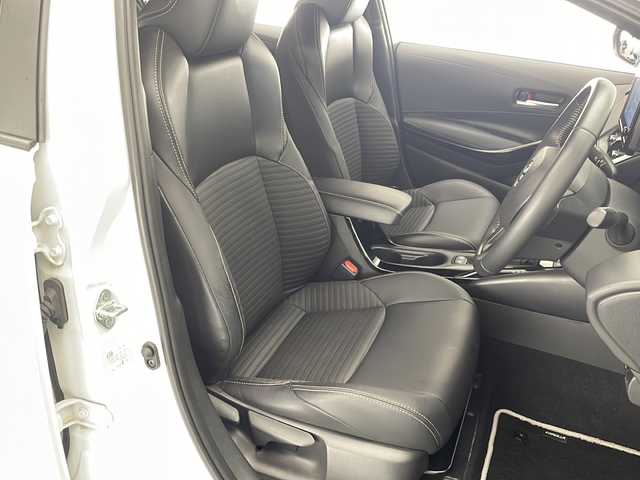 トヨタ カローラ ハイブリット ダブルバイビー 宮崎県 2023(令5)年 2.2万km プラチナホワイトパールマイカ Toyota Safety Sense/〇プリクラシュセーフティ/〇レーンディパーチャーアラート/〇ブラインドスポットモニター/〇リアクロストラフィックアラート/〇プロアクティブドライビングアシスト/〇パーキングサポートブレーキ/〇安心降車アシスト/〇ロードサインアシスト/〇オートマチックハイビーム/〇レーダークルーズコントロール/〇クリアランスソナー/純正9インチディスプレイオーディオ/ナビ機能/フルセグTV/バックカメラ/ハーフレザーシート/LEDヘッドライト/ビルトインETC2.0/純正17インチAW/スマートキー×２/保証書/取扱説明書