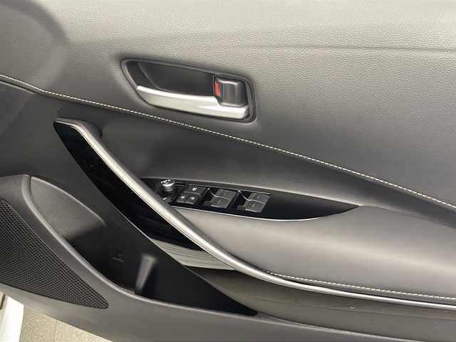 トヨタ カローラ ハイブリット ダブルバイビー 宮崎県 2023(令5)年 2.2万km プラチナホワイトパールマイカ Toyota Safety Sense/〇プリクラシュセーフティ/〇レーンディパーチャーアラート/〇ブラインドスポットモニター/〇リアクロストラフィックアラート/〇プロアクティブドライビングアシスト/〇パーキングサポートブレーキ/〇安心降車アシスト/〇ロードサインアシスト/〇オートマチックハイビーム/〇レーダークルーズコントロール/〇クリアランスソナー/純正9インチディスプレイオーディオ/ナビ機能/フルセグTV/バックカメラ/ハーフレザーシート/LEDヘッドライト/ビルトインETC2.0/純正17インチAW/スマートキー×２/保証書/取扱説明書
