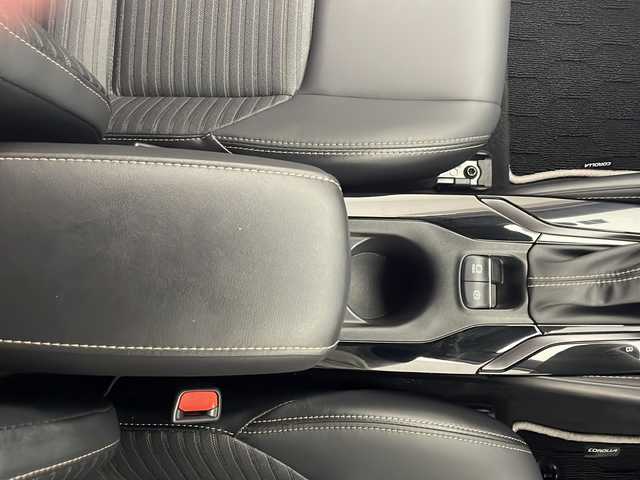 トヨタ カローラ ハイブリット ダブルバイビー 宮崎県 2023(令5)年 2.2万km プラチナホワイトパールマイカ Toyota Safety Sense/〇プリクラシュセーフティ/〇レーンディパーチャーアラート/〇ブラインドスポットモニター/〇リアクロストラフィックアラート/〇プロアクティブドライビングアシスト/〇パーキングサポートブレーキ/〇安心降車アシスト/〇ロードサインアシスト/〇オートマチックハイビーム/〇レーダークルーズコントロール/〇クリアランスソナー/純正9インチディスプレイオーディオ/ナビ機能/フルセグTV/バックカメラ/ハーフレザーシート/LEDヘッドライト/ビルトインETC2.0/純正17インチAW/スマートキー×２/保証書/取扱説明書