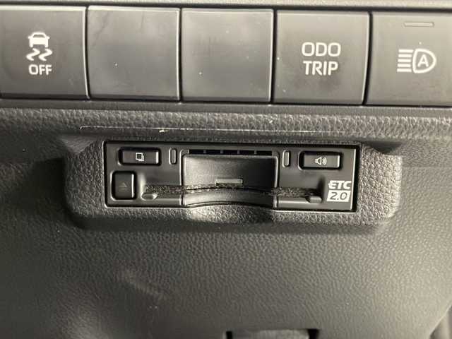 トヨタ カローラ ハイブリット ダブルバイビー 宮崎県 2023(令5)年 2.2万km プラチナホワイトパールマイカ Toyota Safety Sense/〇プリクラシュセーフティ/〇レーンディパーチャーアラート/〇ブラインドスポットモニター/〇リアクロストラフィックアラート/〇プロアクティブドライビングアシスト/〇パーキングサポートブレーキ/〇安心降車アシスト/〇ロードサインアシスト/〇オートマチックハイビーム/〇レーダークルーズコントロール/〇クリアランスソナー/純正9インチディスプレイオーディオ/ナビ機能/フルセグTV/バックカメラ/ハーフレザーシート/LEDヘッドライト/ビルトインETC2.0/純正17インチAW/スマートキー×２/保証書/取扱説明書