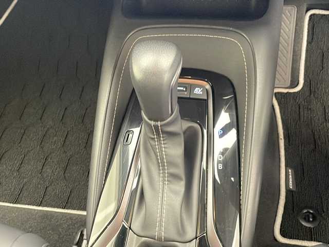 トヨタ カローラ ハイブリット ダブルバイビー 宮崎県 2023(令5)年 2.2万km プラチナホワイトパールマイカ Toyota Safety Sense/〇プリクラシュセーフティ/〇レーンディパーチャーアラート/〇ブラインドスポットモニター/〇リアクロストラフィックアラート/〇プロアクティブドライビングアシスト/〇パーキングサポートブレーキ/〇安心降車アシスト/〇ロードサインアシスト/〇オートマチックハイビーム/〇レーダークルーズコントロール/〇クリアランスソナー/純正9インチディスプレイオーディオ/ナビ機能/フルセグTV/バックカメラ/ハーフレザーシート/LEDヘッドライト/ビルトインETC2.0/純正17インチAW/スマートキー×２/保証書/取扱説明書