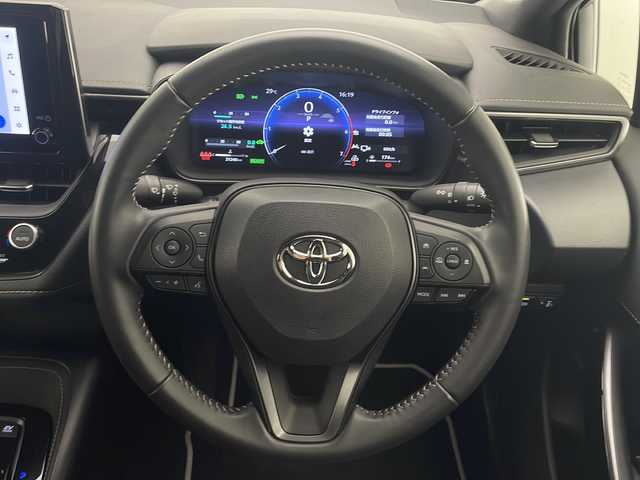 トヨタ カローラ ハイブリット ダブルバイビー 宮崎県 2023(令5)年 2.2万km プラチナホワイトパールマイカ Toyota Safety Sense/〇プリクラシュセーフティ/〇レーンディパーチャーアラート/〇ブラインドスポットモニター/〇リアクロストラフィックアラート/〇プロアクティブドライビングアシスト/〇パーキングサポートブレーキ/〇安心降車アシスト/〇ロードサインアシスト/〇オートマチックハイビーム/〇レーダークルーズコントロール/〇クリアランスソナー/純正9インチディスプレイオーディオ/ナビ機能/フルセグTV/バックカメラ/ハーフレザーシート/LEDヘッドライト/ビルトインETC2.0/純正17インチAW/スマートキー×２/保証書/取扱説明書