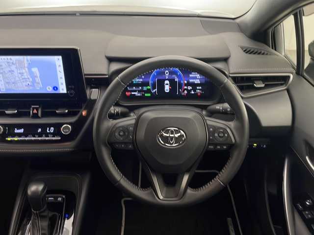 トヨタ カローラ ハイブリット ダブルバイビー 宮崎県 2023(令5)年 2.2万km プラチナホワイトパールマイカ Toyota Safety Sense/〇プリクラシュセーフティ/〇レーンディパーチャーアラート/〇ブラインドスポットモニター/〇リアクロストラフィックアラート/〇プロアクティブドライビングアシスト/〇パーキングサポートブレーキ/〇安心降車アシスト/〇ロードサインアシスト/〇オートマチックハイビーム/〇レーダークルーズコントロール/〇クリアランスソナー/純正9インチディスプレイオーディオ/ナビ機能/フルセグTV/バックカメラ/ハーフレザーシート/LEDヘッドライト/ビルトインETC2.0/純正17インチAW/スマートキー×２/保証書/取扱説明書
