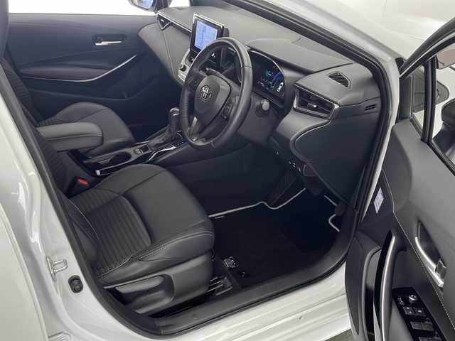 トヨタ カローラ ハイブリット ダブルバイビー 宮崎県 2023(令5)年 2.2万km プラチナホワイトパールマイカ Toyota Safety Sense/〇プリクラシュセーフティ/〇レーンディパーチャーアラート/〇ブラインドスポットモニター/〇リアクロストラフィックアラート/〇プロアクティブドライビングアシスト/〇パーキングサポートブレーキ/〇安心降車アシスト/〇ロードサインアシスト/〇オートマチックハイビーム/〇レーダークルーズコントロール/〇クリアランスソナー/純正9インチディスプレイオーディオ/ナビ機能/フルセグTV/バックカメラ/ハーフレザーシート/LEDヘッドライト/ビルトインETC2.0/純正17インチAW/スマートキー×２/保証書/取扱説明書