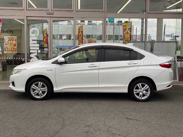 ホンダ グレイス ハイブリッド LX 青森県 2014(平26)年 11.2万km ホワイトオーキッドパール 純正ナビ(BT/ワンセグ/CD/DVD/ラジオ)/バックカメラ/クルーズコントロール/LEDヘッドライト/オートライト/前席シートヒーター/VSAエマージェンシーストップシグナル/ヒルスタートアシスト/ドライブレコーダー(前方)/スペアキー/スマートキー/新車時保証書/取扱説明書/記録簿(H29/H30/R1/R3/R5)