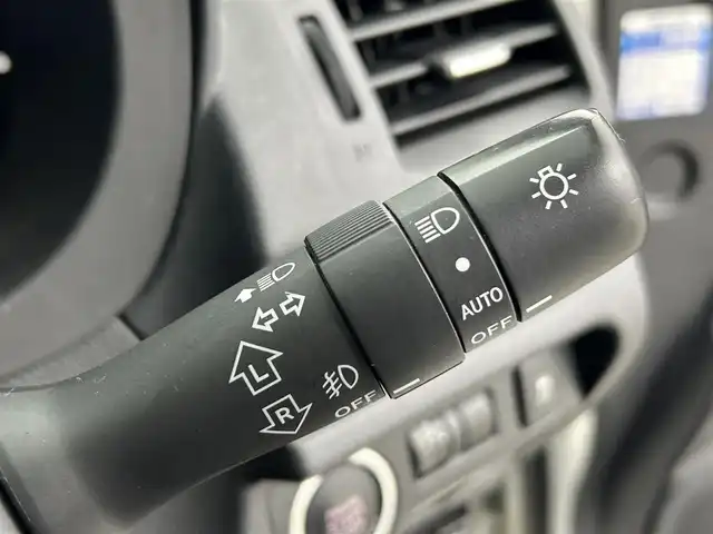 スバル インプレッサ スポーツ 2．0i アイサイト 道央・札幌 2013(平25)年 7.4万km サテンホワイトパール ・４WD/・純正ディーラーOPナビ/　CD/DVD/SD/BT/フルセグ/・バックカメラ/・ETC/・アイサイト/・レーダークルーズコントロール/・レーンキープアシスト/・アイドリングストップ/・キセノンライト/・フォグライト/・プッシュスタート/・スマートキー/・純正フロアマット/・ドアバイザー