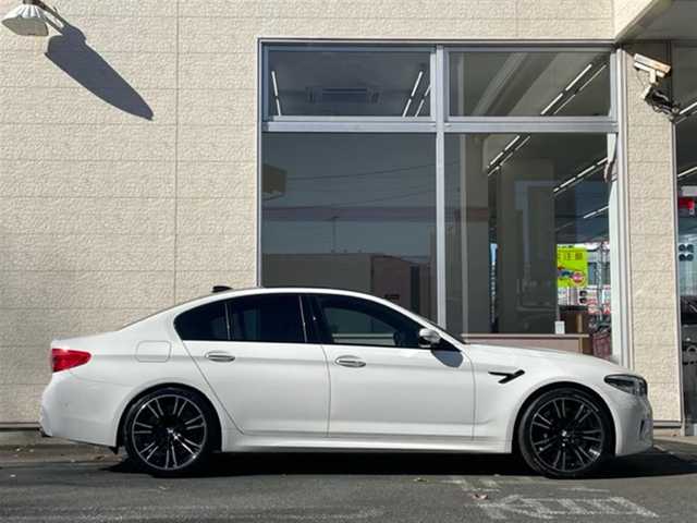 ＢＭＷ Ｍ５ 埼玉県 2018(平30)年 3.6万km アルピンホワイトⅢ AIS検査済み/コンフォートパッケージ/カーボンファイバールーフ/ハーマンカードン/純正ナビゲーション/アダプティブクルーズコントロール/純正20インチアルミホイール/360カメラ/パドルシフト/インテリジェントセーフティ/黒レザーシート/シートヒーター/クーラー/後席シートヒーター /レーンキープ/ヘッドアップディスプレイ/パワートランクゲート/ステアリングヒーター/スペアキー/新車保証書/取扱説明書