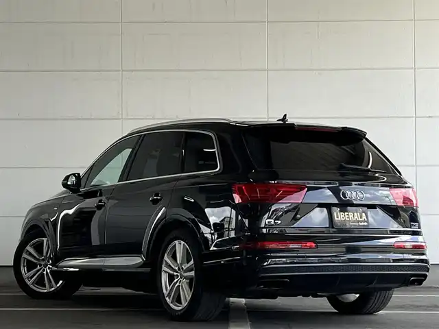 アウディ Ｑ７ 2．0TFSIクワトロ 山形県 2016(平28)年 7.3万km 黒 ・純正ナビ/・レインセンサー/・アンビエントライト/・アダプティブクルーズコントロール/・コーナーセンサー/・パワーシート/・シートヒーター/・パワーリアゲート/・フルセグ/AM/FM/Bluetooth/・ブラインドスポットモニター/・横滑り防止/・オートライト/・3列シート/・360°カメラ/・レーンキープアシスト