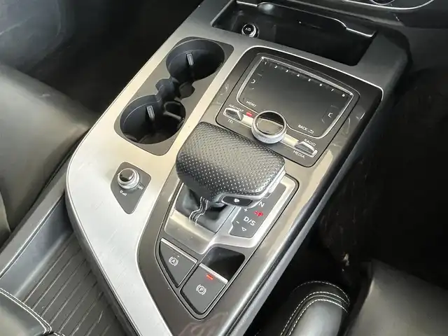 アウディ Ｑ７ 2．0TFSIクワトロ 山形県 2016(平28)年 7.3万km 黒 ・純正ナビ/・レインセンサー/・アンビエントライト/・アダプティブクルーズコントロール/・コーナーセンサー/・パワーシート/・シートヒーター/・パワーリアゲート/・フルセグ/AM/FM/Bluetooth/・ブラインドスポットモニター/・横滑り防止/・オートライト/・3列シート/・360°カメラ/・レーンキープアシスト