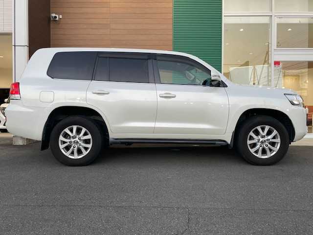 トヨタ ランドクルーザー AX Gセレクション 静岡県 2017(平29)年 4万km ホワイトパールクリスタルシャイン ワンオーナー/純正メモリナビ/(FM/AM/CD/DVD/BT/フルセグTV)/プリクラッシュセーフティ/レーンキープアシスト/クルーズコントロール/オートハイビーム/センターデフロック/ステアリングスイッチ/ベージュレザーシート/ビルトインETC2.0/前後ドライブレコーダー/前席パワーシート/前席＆２列目シートヒーター/サイドステップ/ステアリングヒーター/コーナーセンサー/スマートキー×２/プッシュスタート/保証証/取扱説明書