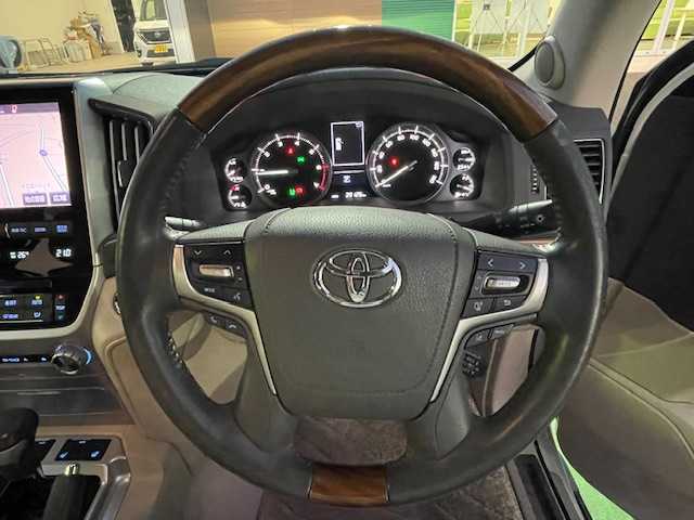 トヨタ ランドクルーザー AX Gセレクション 静岡県 2017(平29)年 4万km ホワイトパールクリスタルシャイン ワンオーナー/純正メモリナビ/(FM/AM/CD/DVD/BT/フルセグTV)/プリクラッシュセーフティ/レーンキープアシスト/クルーズコントロール/オートハイビーム/センターデフロック/ステアリングスイッチ/ベージュレザーシート/ビルトインETC2.0/前後ドライブレコーダー/前席パワーシート/前席＆２列目シートヒーター/サイドステップ/ステアリングヒーター/コーナーセンサー/スマートキー×２/プッシュスタート/保証証/取扱説明書