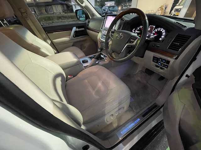 トヨタ ランドクルーザー AX Gセレクション 静岡県 2017(平29)年 4万km ホワイトパールクリスタルシャイン ワンオーナー/純正メモリナビ/(FM/AM/CD/DVD/BT/フルセグTV)/プリクラッシュセーフティ/レーンキープアシスト/クルーズコントロール/オートハイビーム/センターデフロック/ステアリングスイッチ/ベージュレザーシート/ビルトインETC2.0/前後ドライブレコーダー/前席パワーシート/前席＆２列目シートヒーター/サイドステップ/ステアリングヒーター/コーナーセンサー/スマートキー×２/プッシュスタート/保証証/取扱説明書