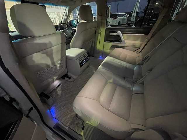 トヨタ ランドクルーザー AX Gセレクション 静岡県 2017(平29)年 4万km ホワイトパールクリスタルシャイン ワンオーナー/純正メモリナビ/(FM/AM/CD/DVD/BT/フルセグTV)/プリクラッシュセーフティ/レーンキープアシスト/クルーズコントロール/オートハイビーム/センターデフロック/ステアリングスイッチ/ベージュレザーシート/ビルトインETC2.0/前後ドライブレコーダー/前席パワーシート/前席＆２列目シートヒーター/サイドステップ/ステアリングヒーター/コーナーセンサー/スマートキー×２/プッシュスタート/保証証/取扱説明書