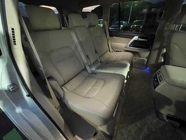 トヨタ ランドクルーザー AX Gセレクション 静岡県 2017(平29)年 4万km ホワイトパールクリスタルシャイン ワンオーナー/純正メモリナビ/(FM/AM/CD/DVD/BT/フルセグTV)/プリクラッシュセーフティ/レーンキープアシスト/クルーズコントロール/オートハイビーム/センターデフロック/ステアリングスイッチ/ベージュレザーシート/ビルトインETC2.0/前後ドライブレコーダー/前席パワーシート/前席＆２列目シートヒーター/サイドステップ/ステアリングヒーター/コーナーセンサー/スマートキー×２/プッシュスタート/保証証/取扱説明書