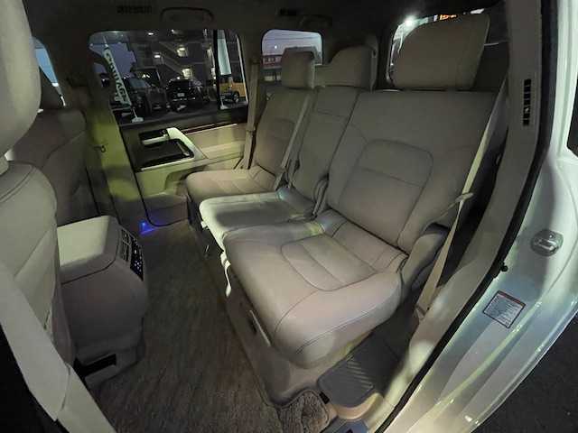 トヨタ ランドクルーザー AX Gセレクション 静岡県 2017(平29)年 4万km ホワイトパールクリスタルシャイン ワンオーナー/純正メモリナビ/(FM/AM/CD/DVD/BT/フルセグTV)/プリクラッシュセーフティ/レーンキープアシスト/クルーズコントロール/オートハイビーム/センターデフロック/ステアリングスイッチ/ベージュレザーシート/ビルトインETC2.0/前後ドライブレコーダー/前席パワーシート/前席＆２列目シートヒーター/サイドステップ/ステアリングヒーター/コーナーセンサー/スマートキー×２/プッシュスタート/保証証/取扱説明書