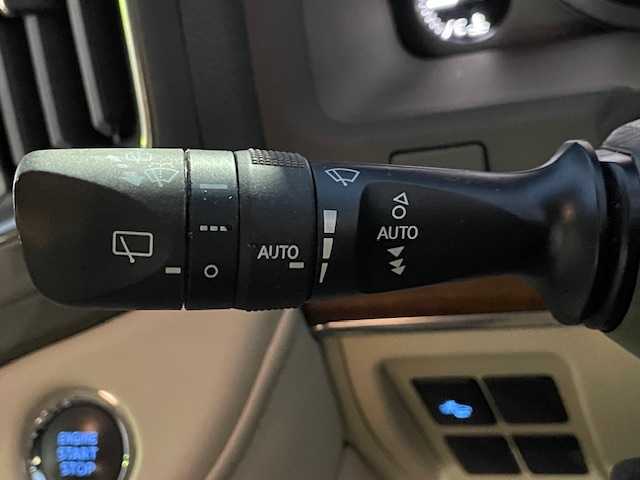 トヨタ ランドクルーザー AX Gセレクション 静岡県 2017(平29)年 4万km ホワイトパールクリスタルシャイン ワンオーナー/純正メモリナビ/(FM/AM/CD/DVD/BT/フルセグTV)/プリクラッシュセーフティ/レーンキープアシスト/クルーズコントロール/オートハイビーム/センターデフロック/ステアリングスイッチ/ベージュレザーシート/ビルトインETC2.0/前後ドライブレコーダー/前席パワーシート/前席＆２列目シートヒーター/サイドステップ/ステアリングヒーター/コーナーセンサー/スマートキー×２/プッシュスタート/保証証/取扱説明書