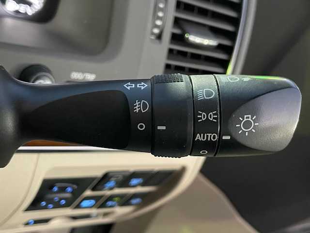 トヨタ ランドクルーザー AX Gセレクション 静岡県 2017(平29)年 4万km ホワイトパールクリスタルシャイン ワンオーナー/純正メモリナビ/(FM/AM/CD/DVD/BT/フルセグTV)/プリクラッシュセーフティ/レーンキープアシスト/クルーズコントロール/オートハイビーム/センターデフロック/ステアリングスイッチ/ベージュレザーシート/ビルトインETC2.0/前後ドライブレコーダー/前席パワーシート/前席＆２列目シートヒーター/サイドステップ/ステアリングヒーター/コーナーセンサー/スマートキー×２/プッシュスタート/保証証/取扱説明書