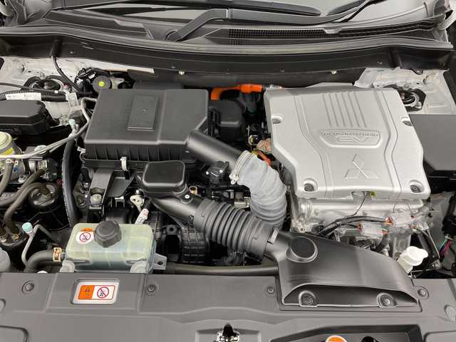三菱 アウトランダー ＰＨＥＶ 新潟県 2020(令2)年 4.4万km シルキーホワイト 4WD/フリップダウンモニター/社外ナビ/　　フルセグ/CD/DVD/BT/アラウンドビューモニター/パワーバックドア/レーダークルーズコントロール/LEDオートライト/ハーフレザーシート/パワーシート/純正18インチアルミホイール/アイドリングストップ/ルーフレール/スマートキー/ETC
