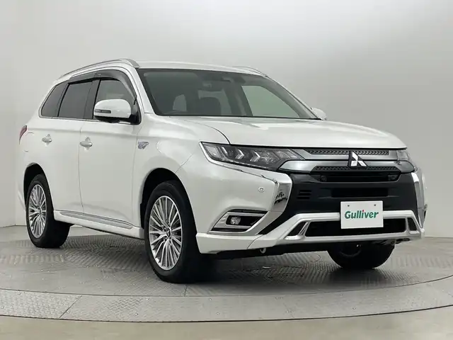三菱 アウトランダー ＰＨＥＶ 新潟県 2020(令2)年 4.4万km シルキーホワイト 4WD/フリップダウンモニター/社外ナビ/　　フルセグ/CD/DVD/BT/アラウンドビューモニター/パワーバックドア/レーダークルーズコントロール/LEDオートライト/ハーフレザーシート/パワーシート/純正18インチアルミホイール/アイドリングストップ/ルーフレール/スマートキー/ETC