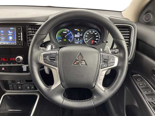 三菱 アウトランダー ＰＨＥＶ 新潟県 2020(令2)年 4.4万km シルキーホワイト 4WD/フリップダウンモニター/社外ナビ/　　フルセグ/CD/DVD/BT/アラウンドビューモニター/パワーバックドア/レーダークルーズコントロール/LEDオートライト/ハーフレザーシート/パワーシート/純正18インチアルミホイール/アイドリングストップ/ルーフレール/スマートキー/ETC