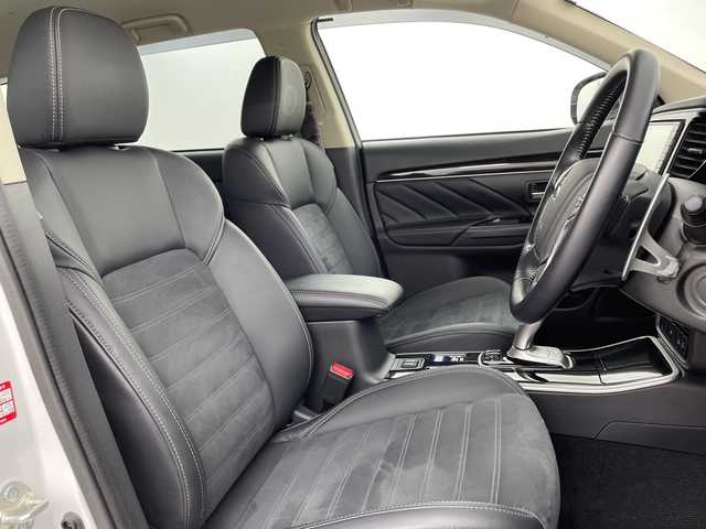 三菱 アウトランダー ＰＨＥＶ 新潟県 2020(令2)年 4.4万km シルキーホワイト 4WD/フリップダウンモニター/社外ナビ/　　フルセグ/CD/DVD/BT/アラウンドビューモニター/パワーバックドア/レーダークルーズコントロール/LEDオートライト/ハーフレザーシート/パワーシート/純正18インチアルミホイール/アイドリングストップ/ルーフレール/スマートキー/ETC