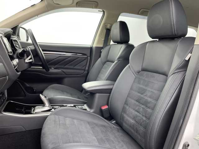 三菱 アウトランダー ＰＨＥＶ 新潟県 2020(令2)年 4.4万km シルキーホワイト 4WD/フリップダウンモニター/社外ナビ/　　フルセグ/CD/DVD/BT/アラウンドビューモニター/パワーバックドア/レーダークルーズコントロール/LEDオートライト/ハーフレザーシート/パワーシート/純正18インチアルミホイール/アイドリングストップ/ルーフレール/スマートキー/ETC