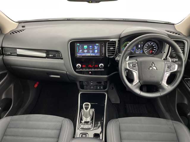 三菱 アウトランダー ＰＨＥＶ 新潟県 2020(令2)年 4.4万km シルキーホワイト 4WD/フリップダウンモニター/社外ナビ/　　フルセグ/CD/DVD/BT/アラウンドビューモニター/パワーバックドア/レーダークルーズコントロール/LEDオートライト/ハーフレザーシート/パワーシート/純正18インチアルミホイール/アイドリングストップ/ルーフレール/スマートキー/ETC